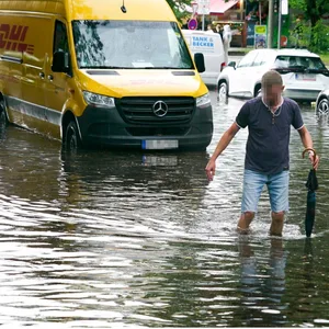 Bei Starkregen kommt es im Hamburger Stadtgebiet immer wieder zu überfluteten Straßen (Archivfoto vom August 2024)