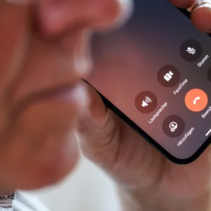Person am Handy