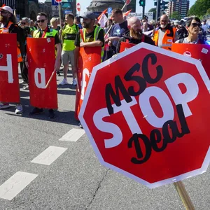 Demo: „Stop den MSC-Deal“