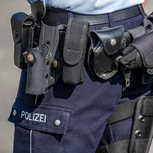 Ausrüstungsgürtel eines Polizisten mit Dienstwaffe