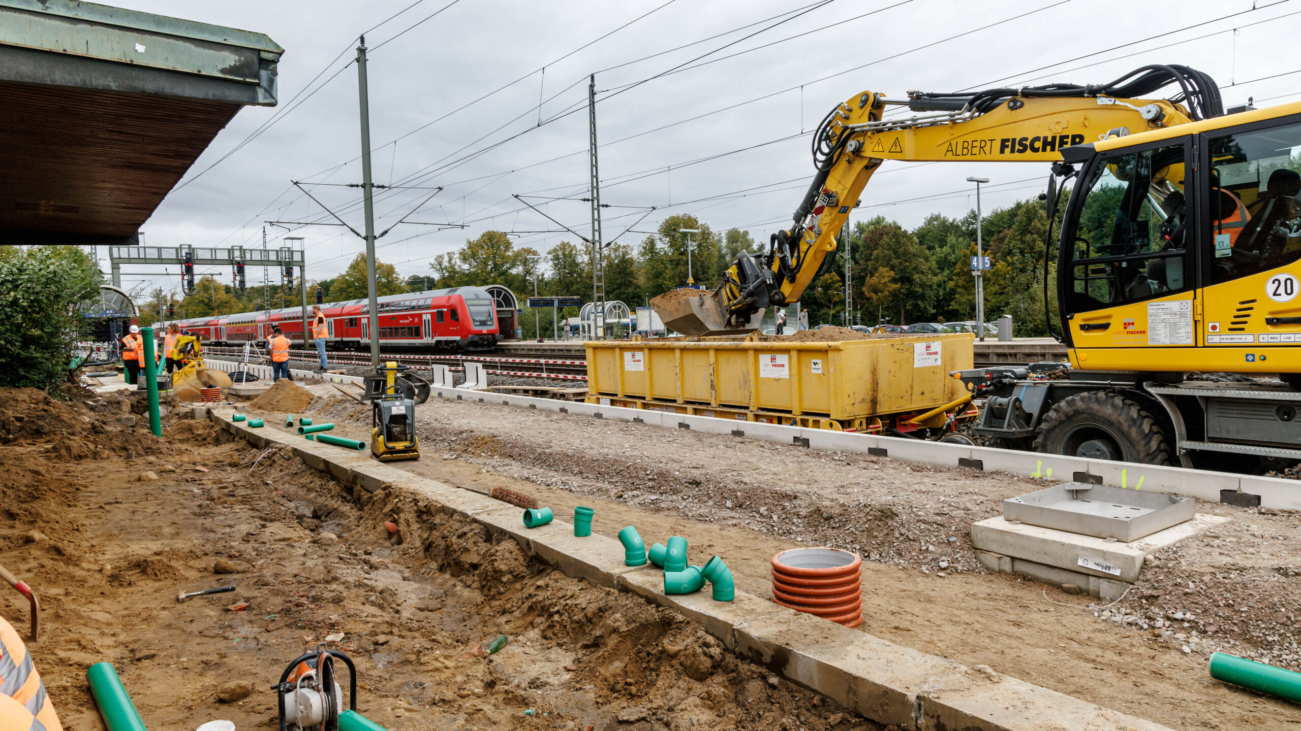 Unter (vielen) anderen wird der Bahnsteig 1 des Bahnhofs Schwarzenbek grundsaniert.