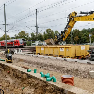 Unter (vielen) anderen wird der Bahnsteig 1 des Bahnhofs Schwarzenbek grundsaniert.