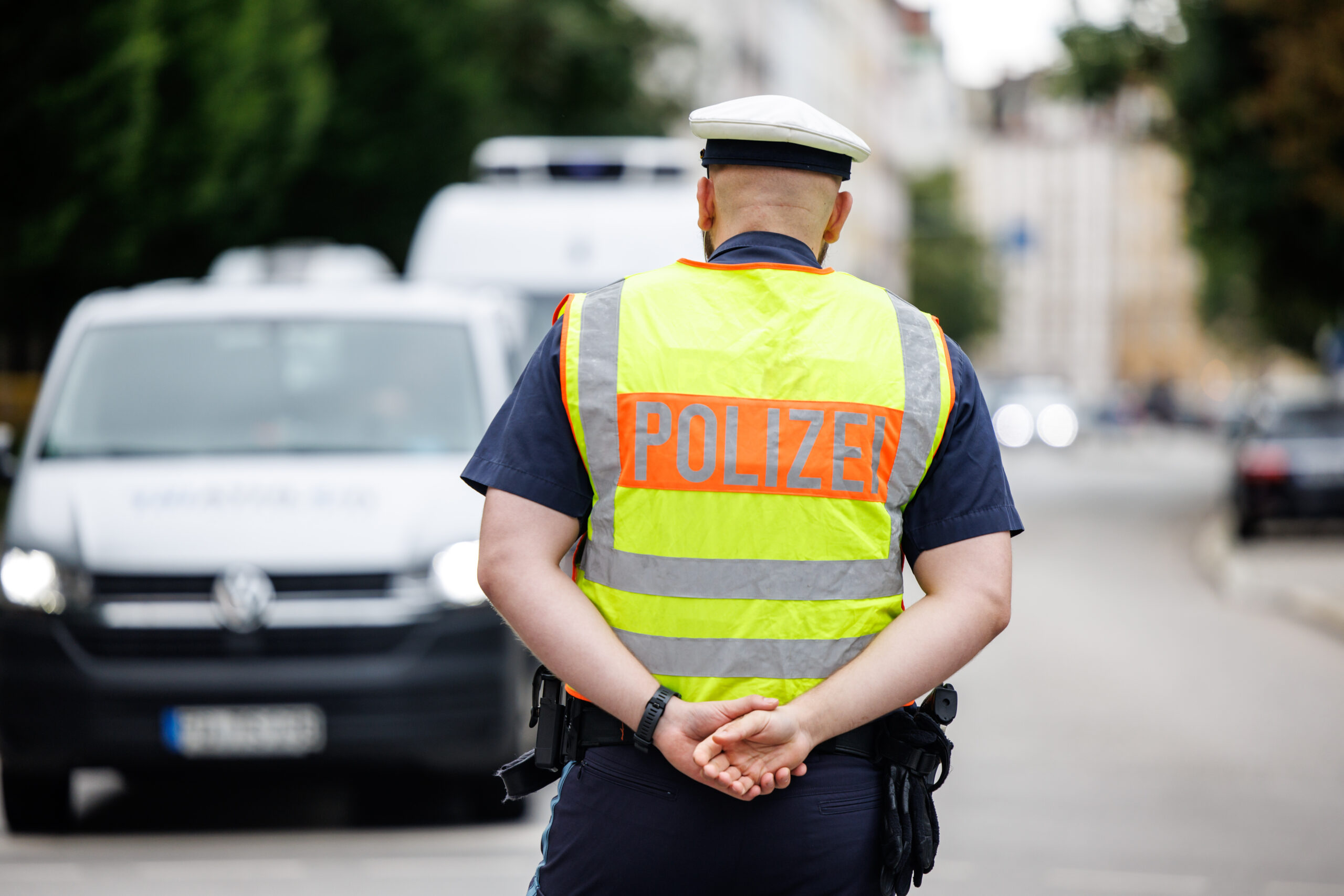 Ein Polizist steht an einer Ampelkreuzung.