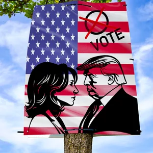 Kamala Devi Harris der demokratischen Partei auf einem Wahlplakat mit Gegner / Kandidat Donald Trump auf USA-Fahne.
