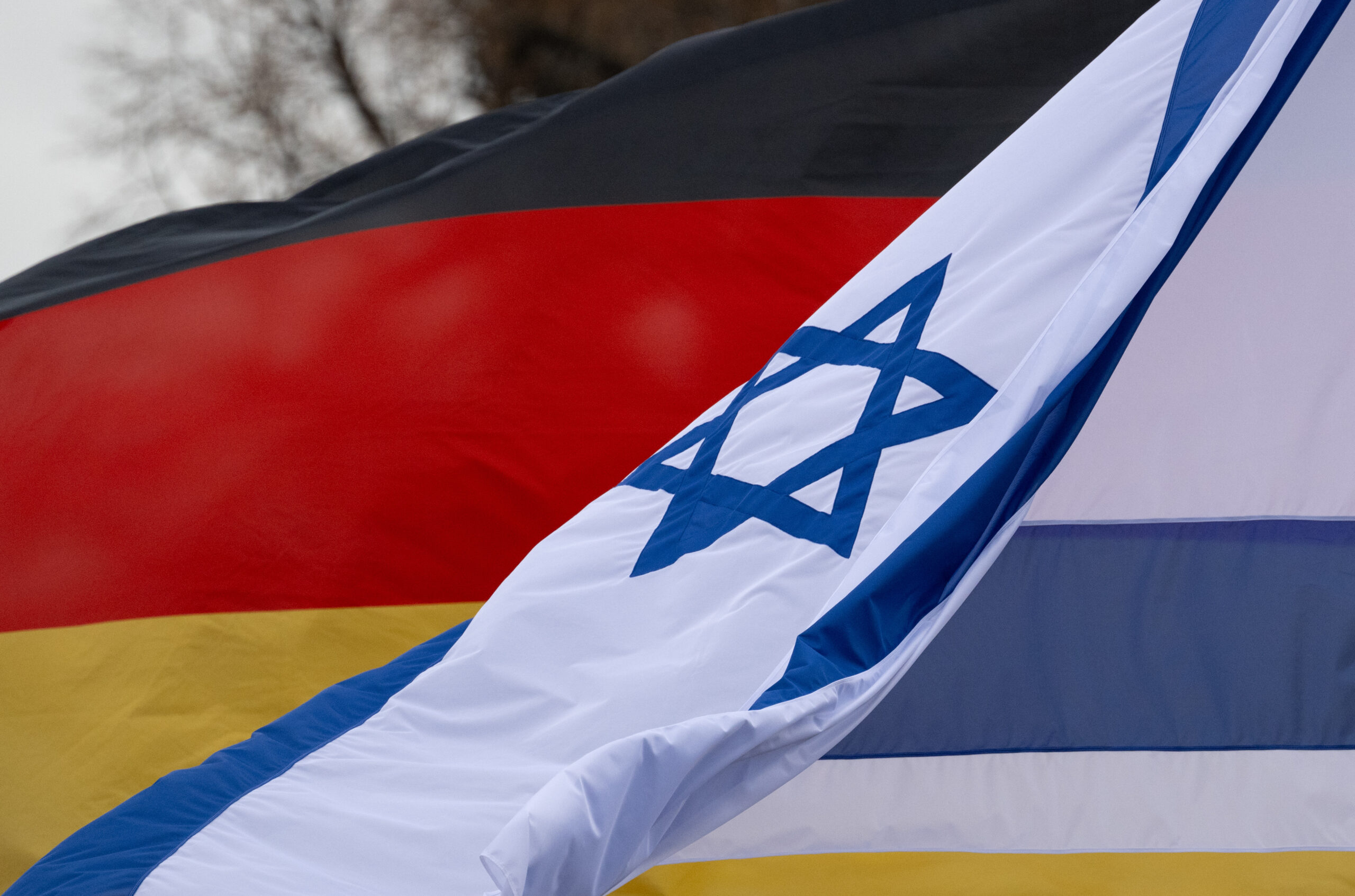Die Fahnen von Deutschland und Israel.