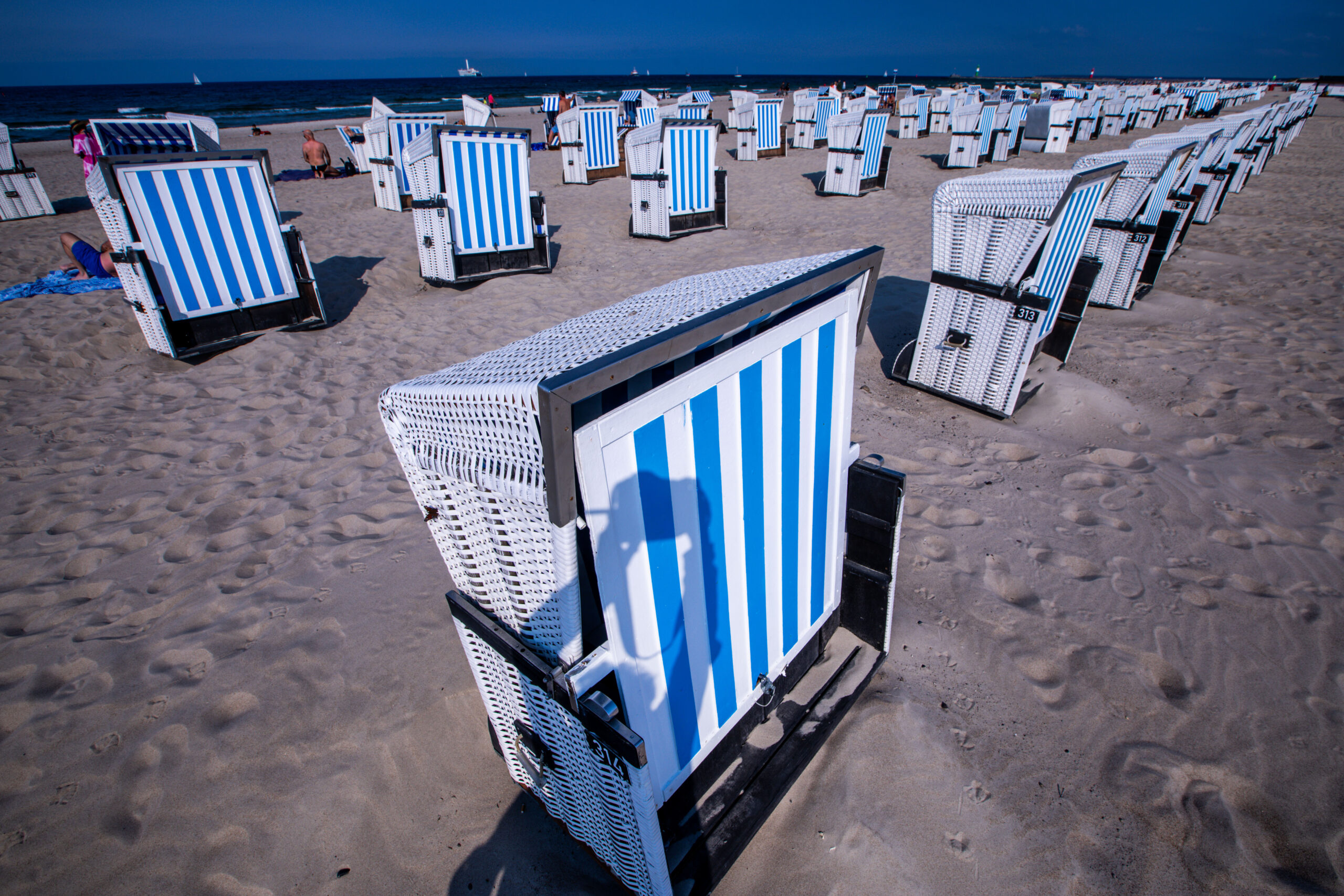 Leere Strandkörbe stehen am Ostseestrand von Warnemünde