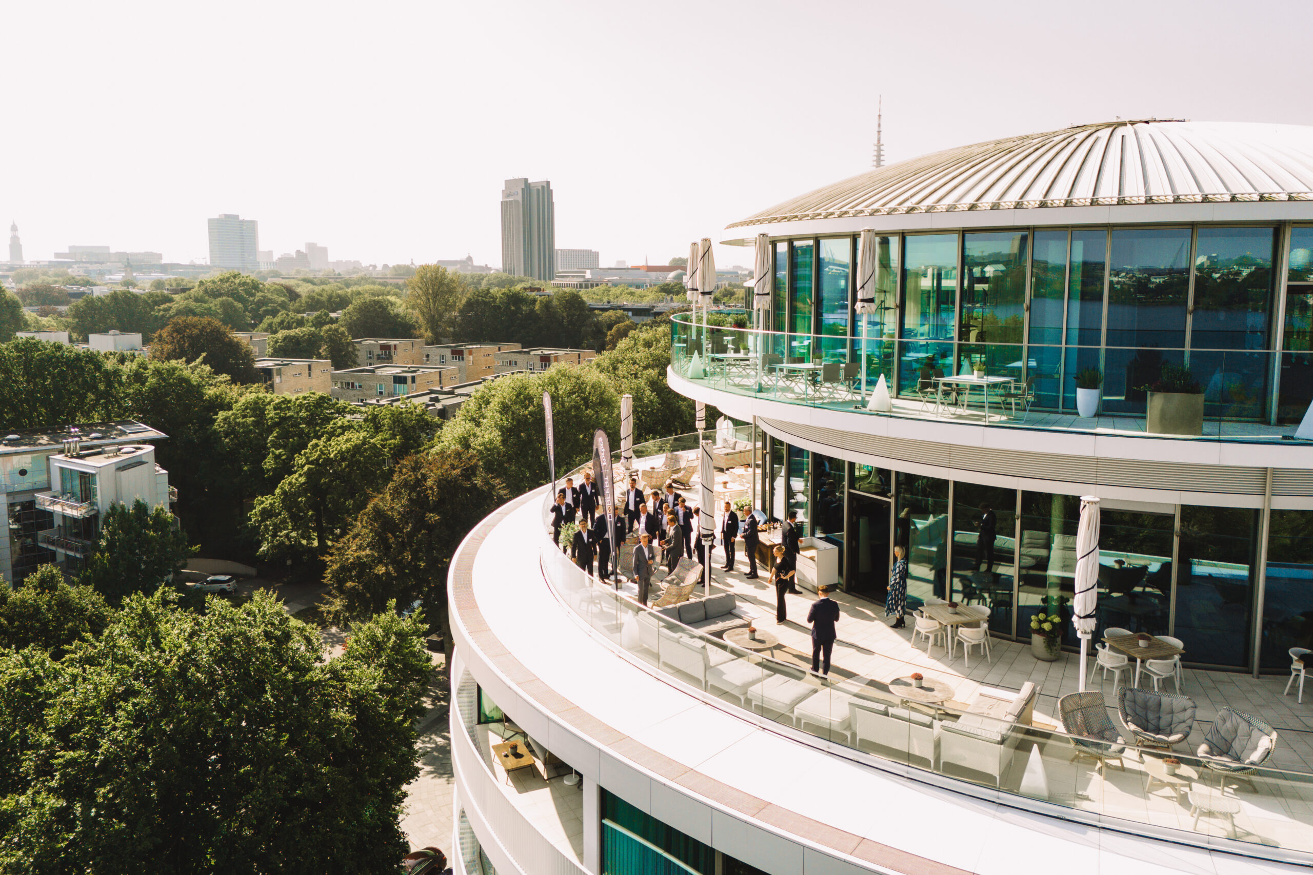 Von der Dachterrasse eines der beiden am höchsten gelobten Hotels Hamburgs hat man einen tollen Blick über die Stadt – und auf die Konkurrenz.