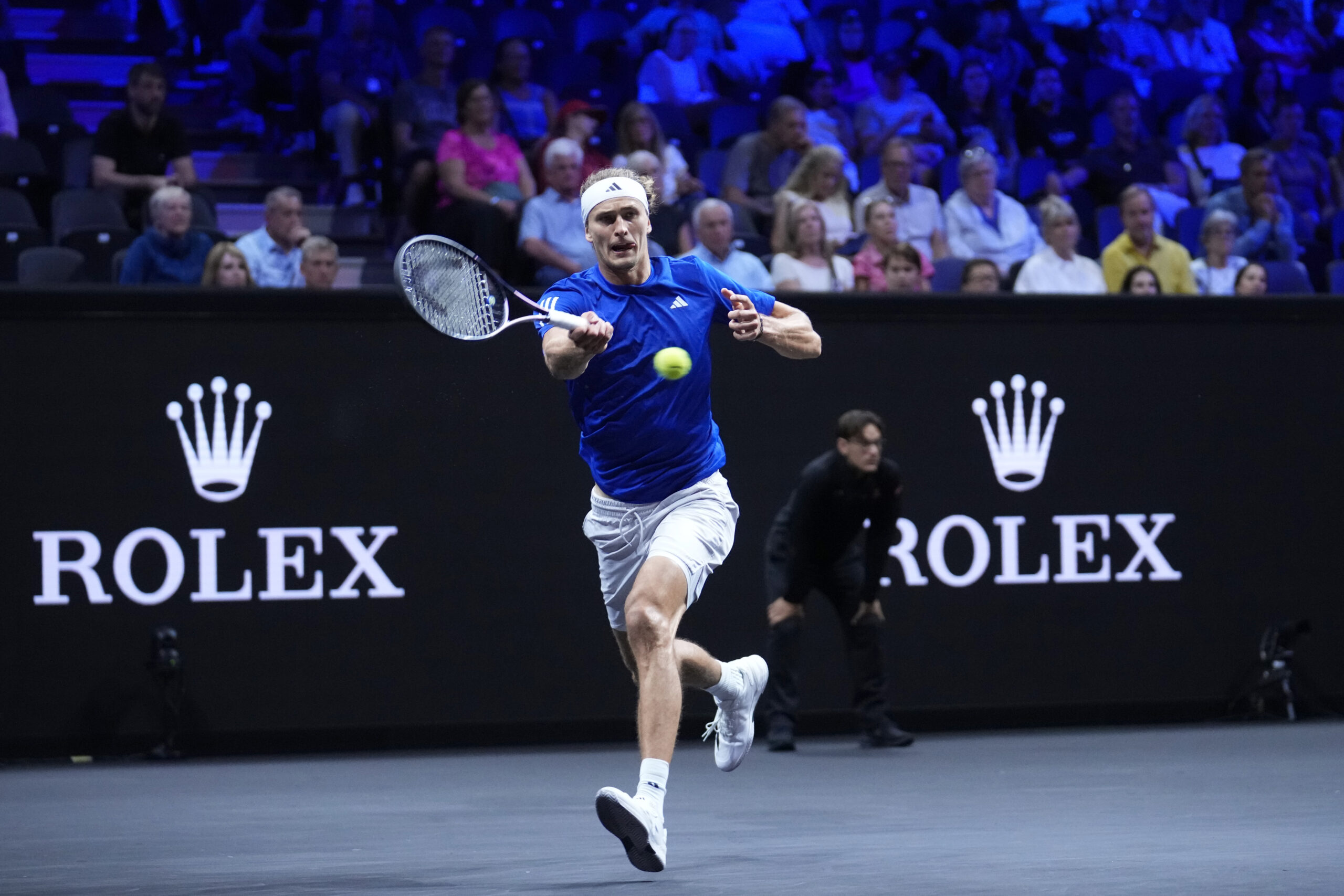 Alexander Zverev spielt den Ball beim Laver Cup