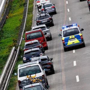 Unbekannter wirft in Bergedorf Gegenstand von Brücke auf die Autobahn – Polizei sucht Zeugen