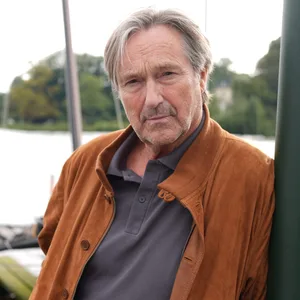 Schauspieler Helmut Zierl steht an der Außenalster am Bootsanleger des Restaurants Bobby Reich.