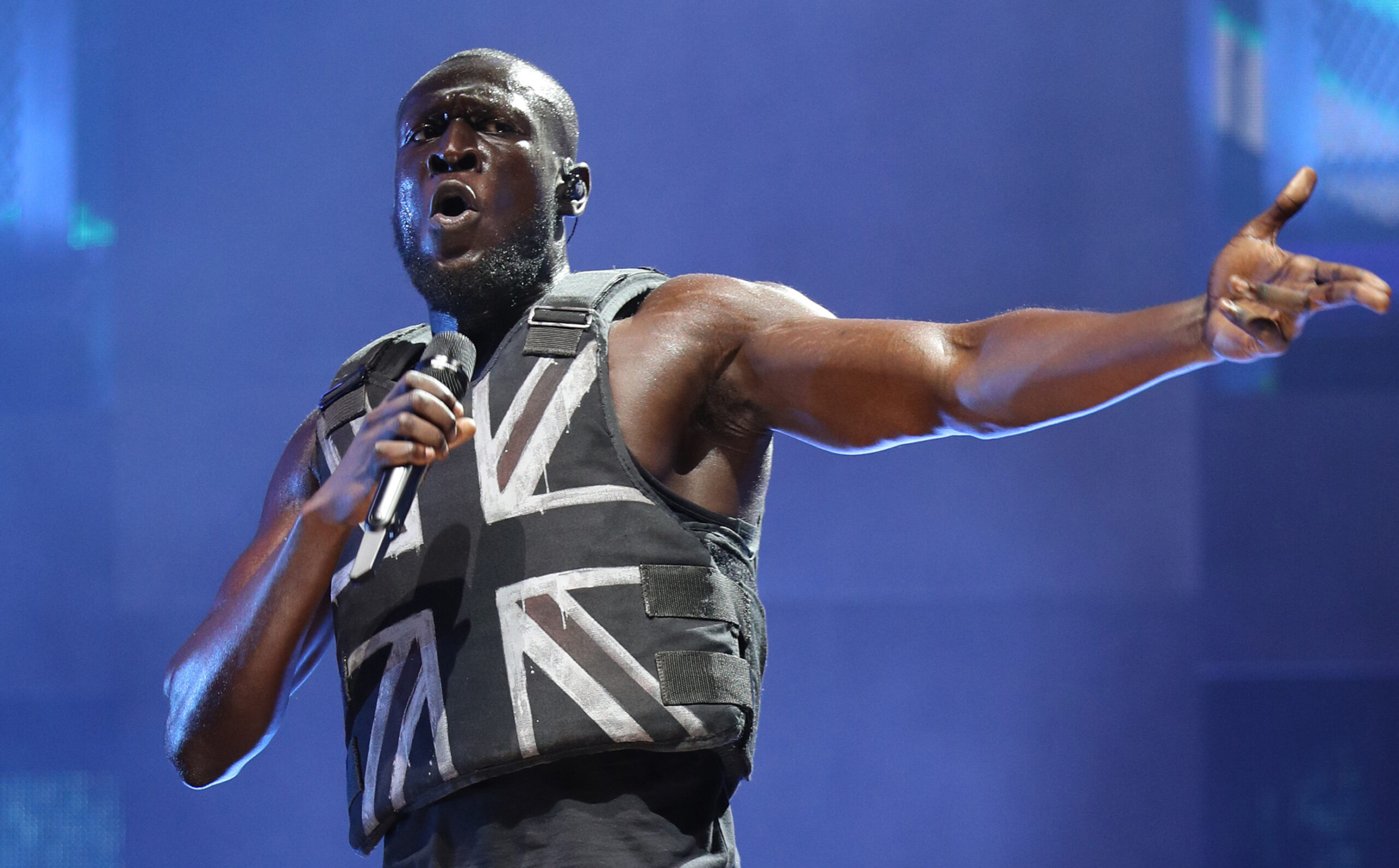 Rapper Stormzy mit Banksys Weste bei seinem Auftritt während des Glastonbury Festivals