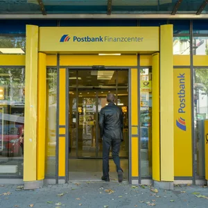 Immer mehr Postbank-Fillialen schließen. (Symbolbild)
