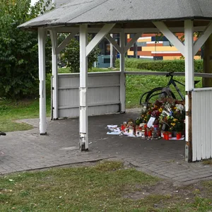 In Zingst haben Menschen in einem Pavillon unter anderem Blumen und Kerzen aufgestellt, um dem Verstorbenen zu gedenken.