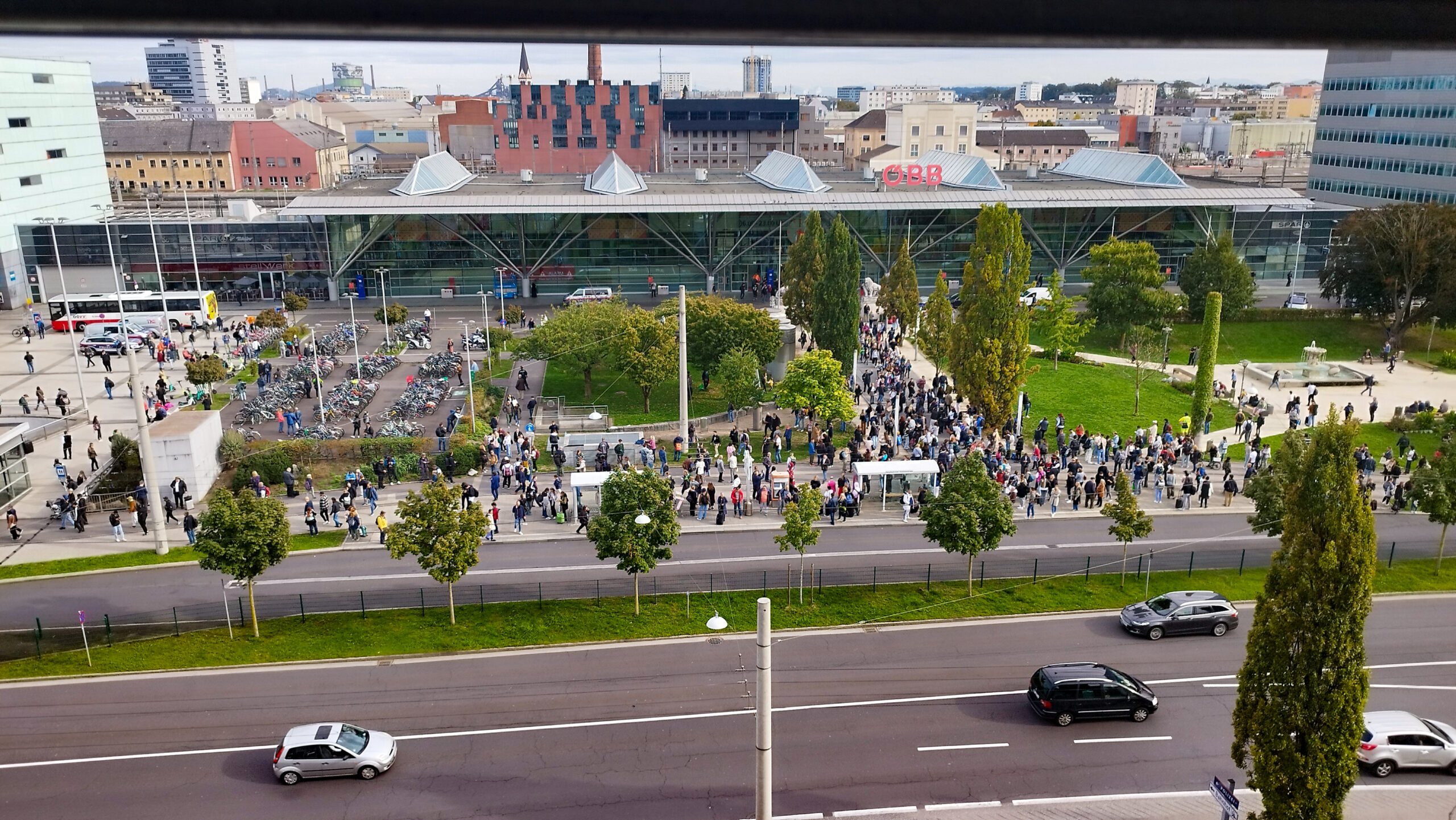 Eine Traube von hunderten Menschen sammelt sich vor dem Linzer Hauptbahnhof