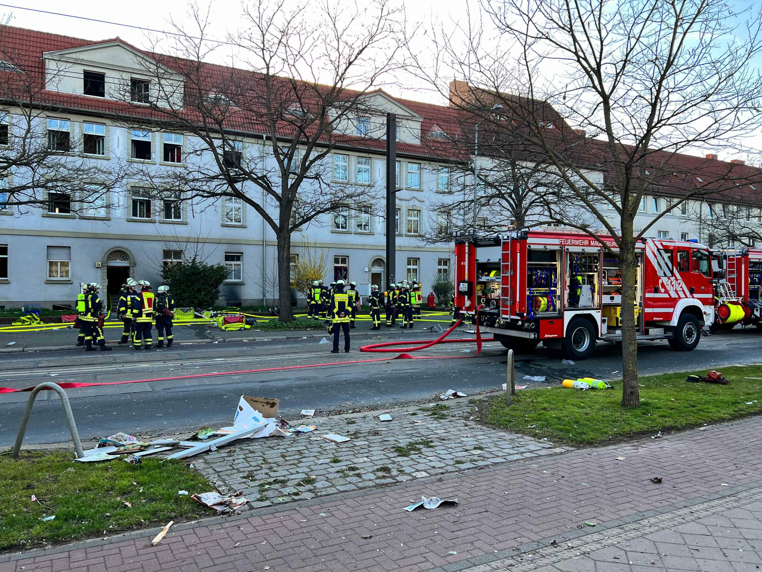 Feuerwehrkräfte stehen vor einem Bremer Reihenhaus