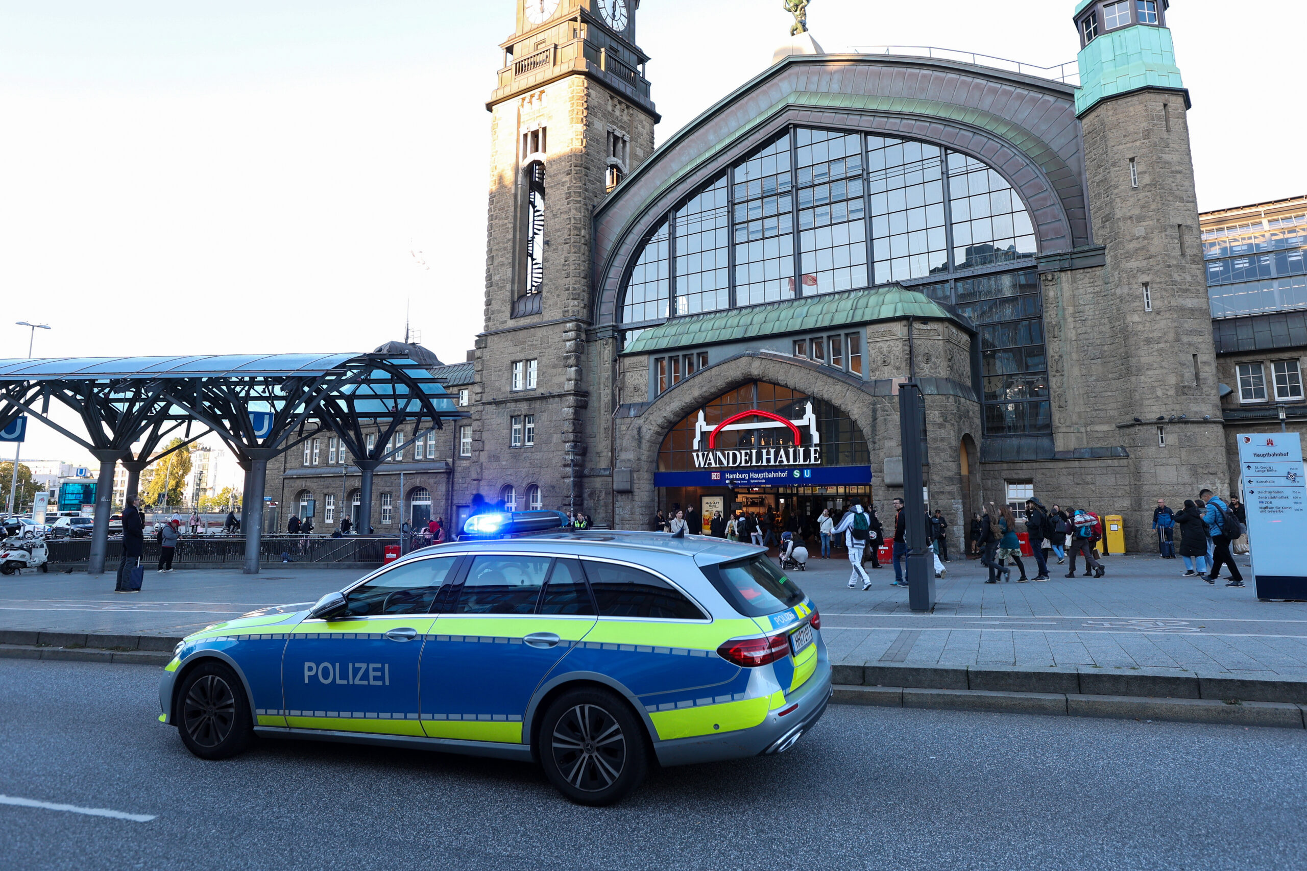 Ein Polizeiauto steht vor dem Eingang Wandelhalle am Hamburger Hauptbahnhof