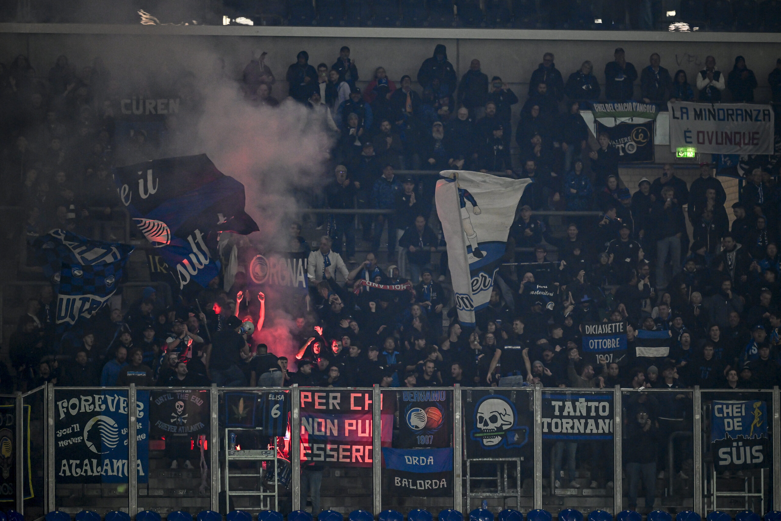 Fans von Atalanta Bergami zünden während der Partie gegen Schatz Donezk Pyrotechnik auf der Tribüne