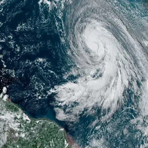 „Kirk“ auf seiner Reise über den Atlantik: Inzwischen hat sich der Hurrikan zu einem Sturmtief abgeschwächt, wirbelt aber trotzdem das Wetter in Deutschland durcheinander.
