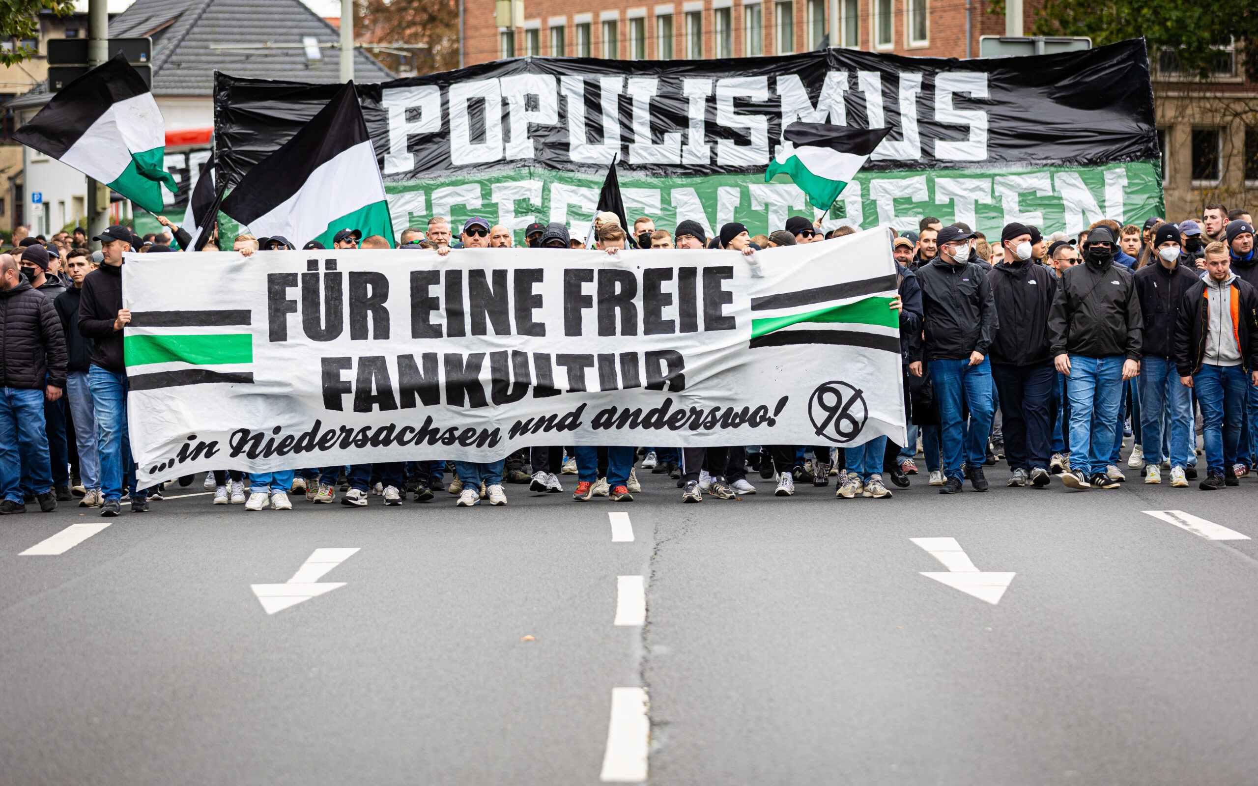 Fans von Hannover 96 protestieren in Braunschweig gegen einen Teilausschluss von Fans beim Niedersachsen-Derby