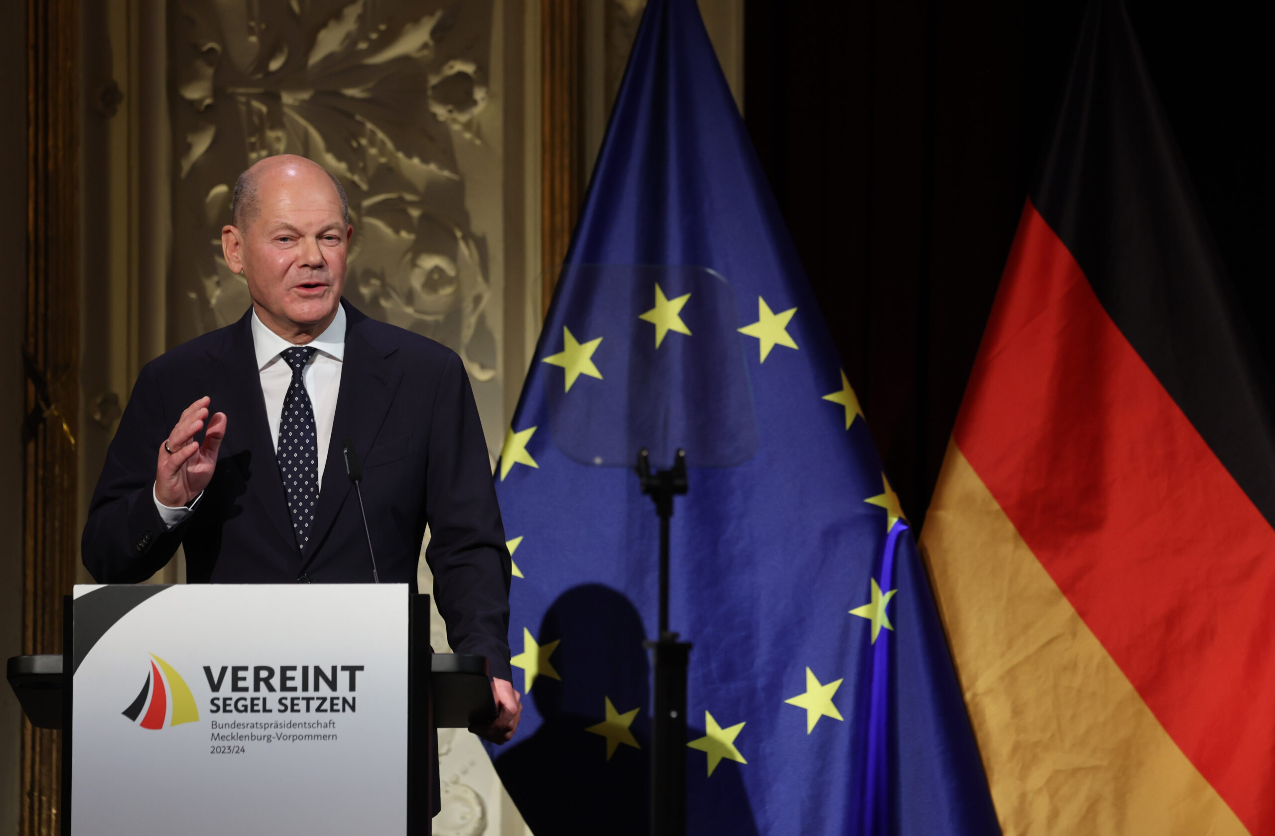 Bundeskanzler Olaf Scholz (SPD) sprach am Donnerstag zum Tag der Deutschen Einheit in Schwerin.