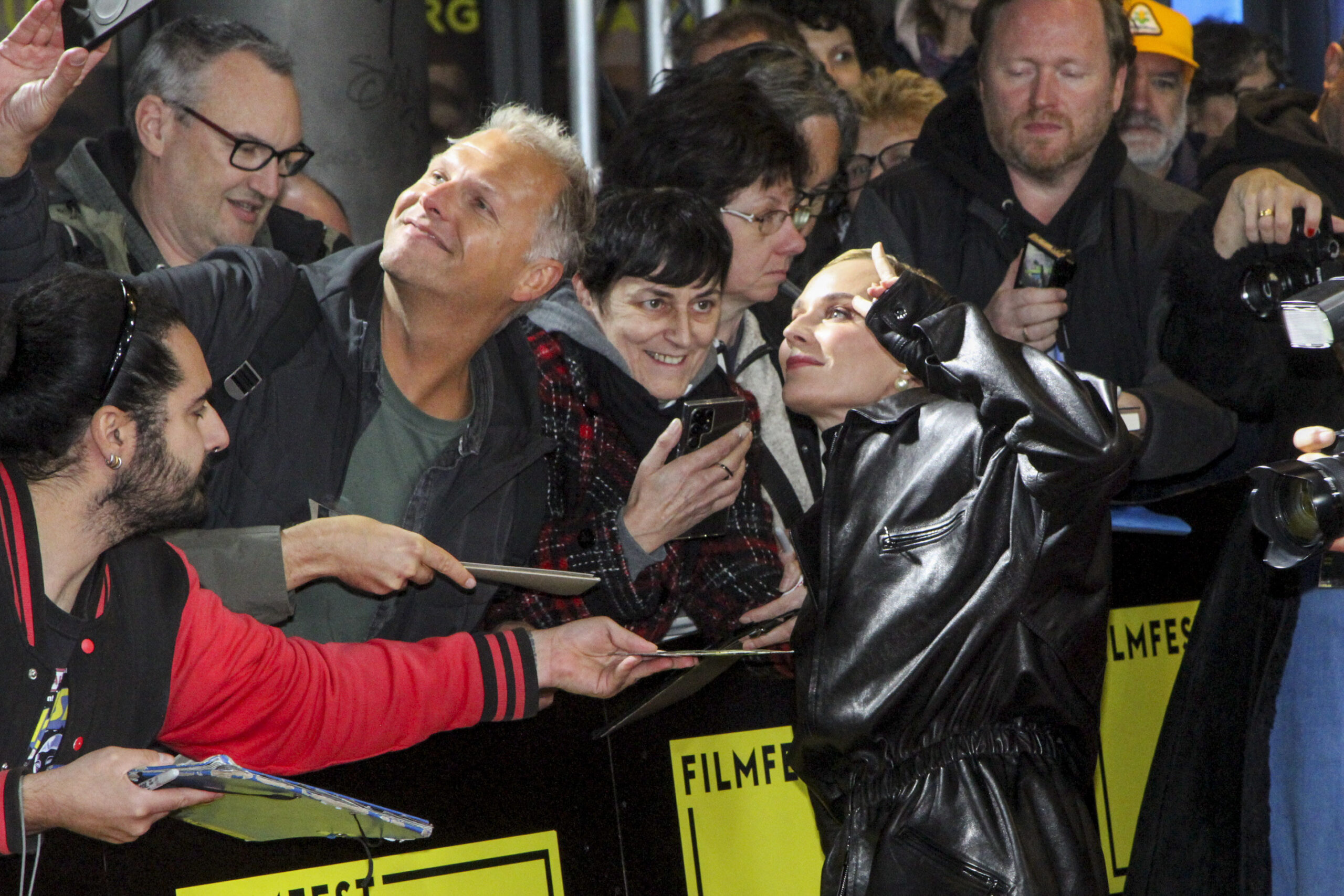 Fans warten vor einer Absperrung, um ein Bild mit Schauspielerin Diane Kruger zu machen.