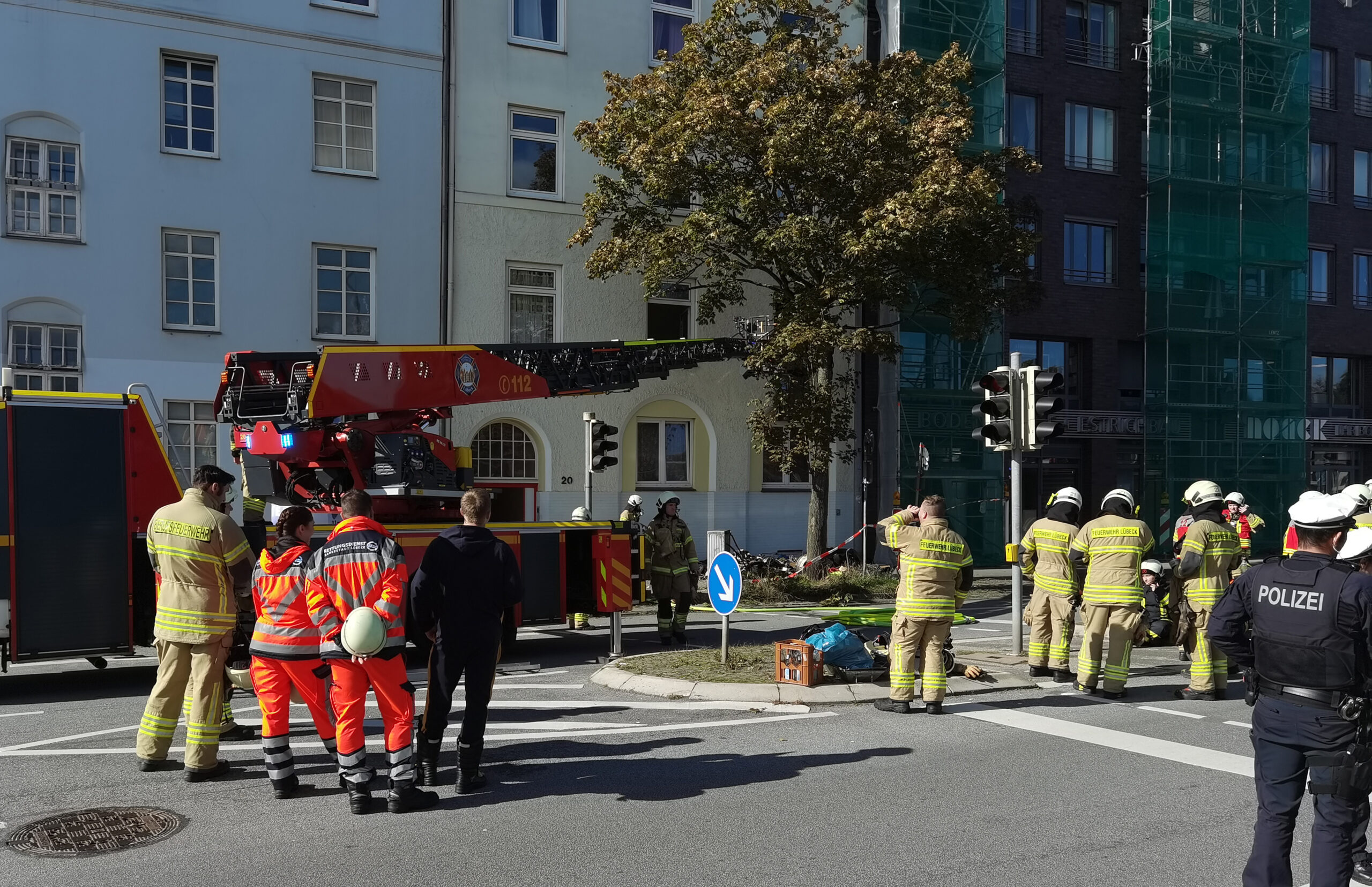 Einsatzkräfte kämpfen gegen die Flammen in einem Mehrfamilienhaus in der Kanalstraße