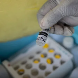 Eine Krankenschwester hält eine Flasche mit Mpox-Impfstoff