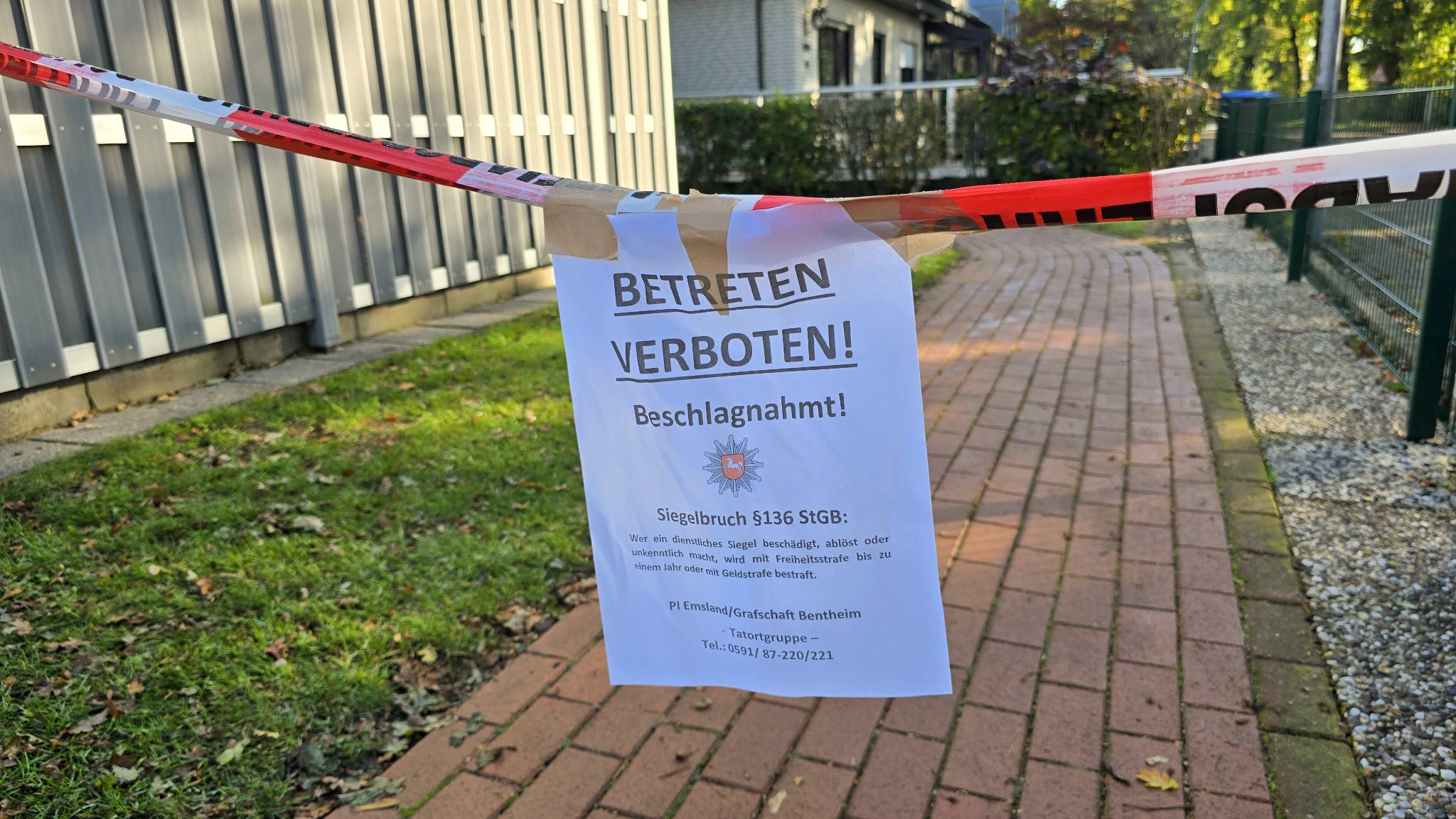 Ein Absperrband der Polizei an dem Wohnhaus in Dörpen.