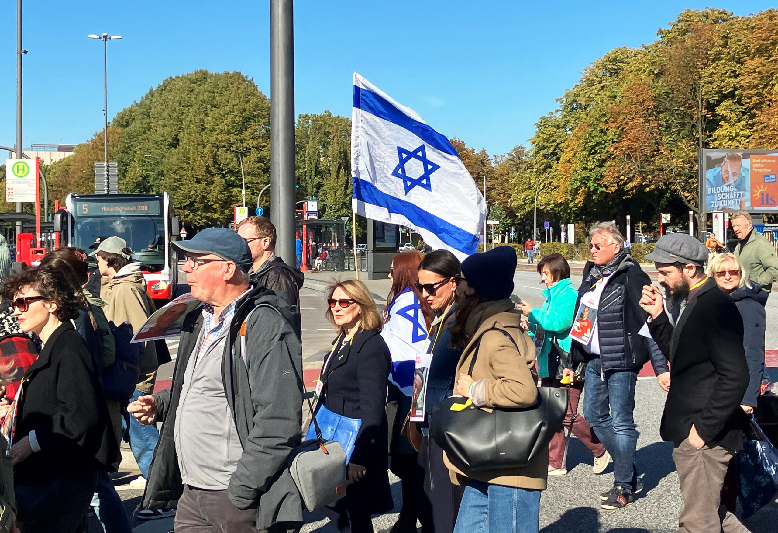 Mehrere Hundert Menschen haben am Sonntag in Hamburg der Opfer der Hamas gedacht und die sofortige Freilassung aller Geiseln gefordert.