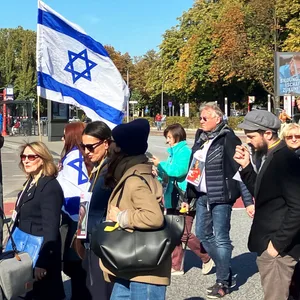 Mehrere Hundert Menschen haben am Sonntag in Hamburg der Opfer der Hamas gedacht und die sofortige Freilassung aller Geiseln gefordert.