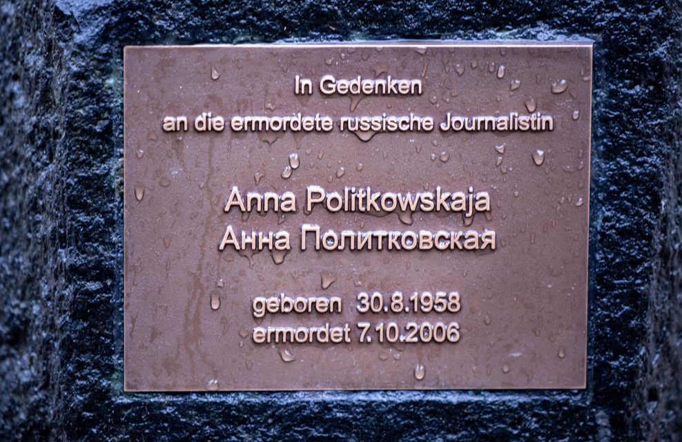 Die Inschrift „In Gedenken an die ermordete Russische Journalistin Anna Politkowskaja“ ist an einem Gedenkstein am Anna-Politkowskaja-Platz angebracht.
