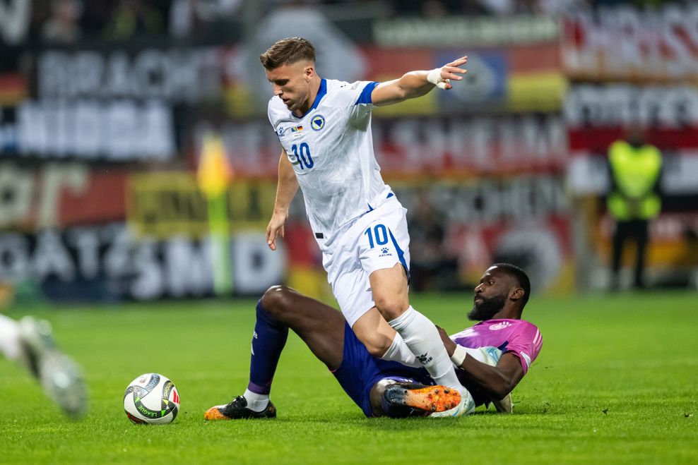 Ermedin Demirovic im Zweikampf mit Antonio Rüdiger