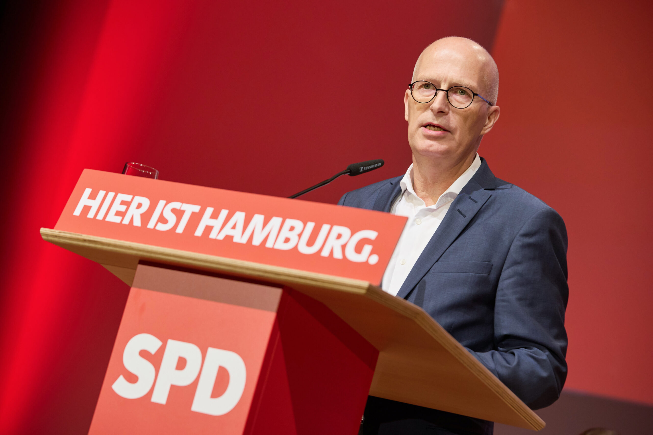 Peter Tschentscher (SPD), Erster Bürgermeister von Hamburg, steht während der Landesvertretendenversammlung der SPD Hamburg auf der Bühne.