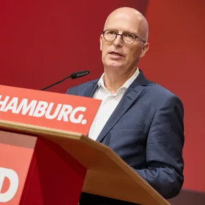 Peter Tschentscher (SPD), Erster Bürgermeister von Hamburg, steht während der Landesvertretendenversammlung der SPD Hamburg auf der Bühne.