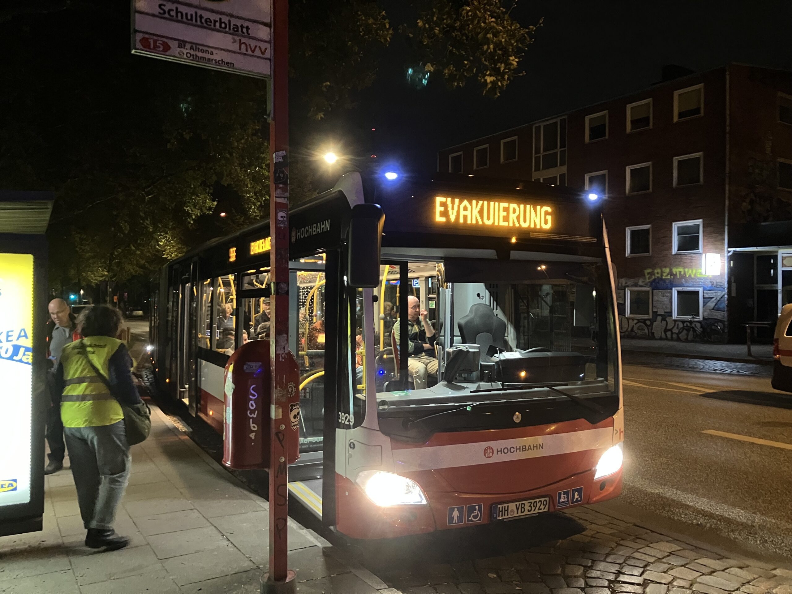 Blindgängerfund in der Schanze: Shuttlebusse bringen die betroffenen Bewohner in eine Notunterkunft.