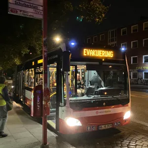Blindgängerfund in der Schanze: Shuttlebusse bringen die betroffenen Bewohner in eine Notunterkunft.