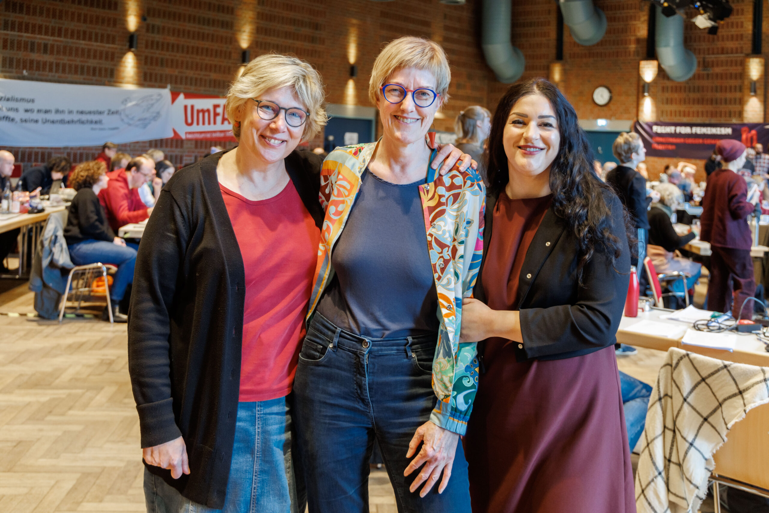 Sabine Ritter, Heike Sudmann und Cansu Özdemir stehen auf dem Landesparteitag der Linken zusammen.