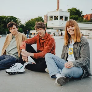 Die Hamburger Band Tonbandgerät mit (v.l.) Jakob Sudau (Drums), Ole Specht (Gesang) und Sophia Poppensieker (Gitarre)