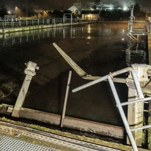 In diesem Klärbecken in Bamberg endete die Verfolgungsjagd. Der Jugendliche und seine Freunde konnten sich aus dem Wagen befreien, bevor er versank.