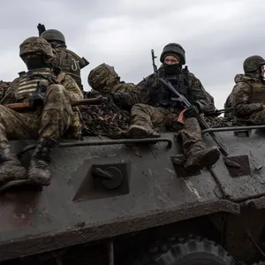 Ukrainische Soldaten fahren mit einem Schützenpanzer in Richtung Frontlinie