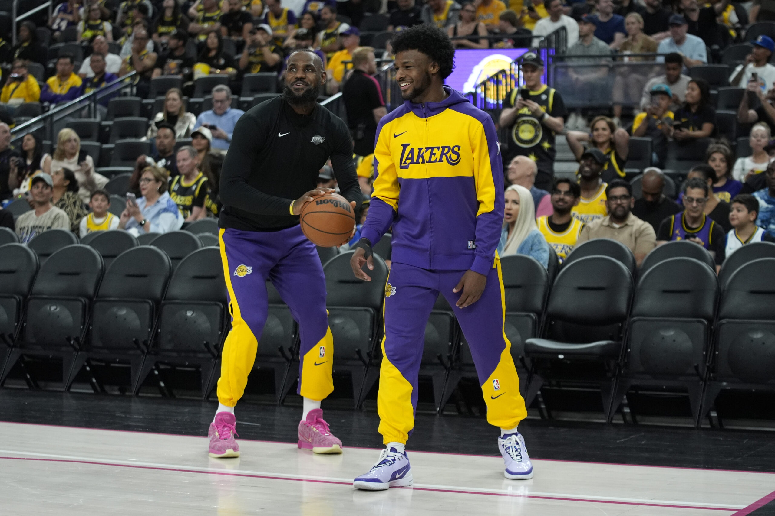 LeBron James und Sohn Bronny im Lakers Outfit