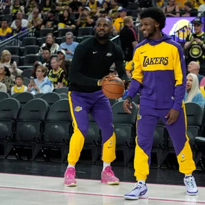 LeBron James und Sohn Bronny im Lakers Outfit