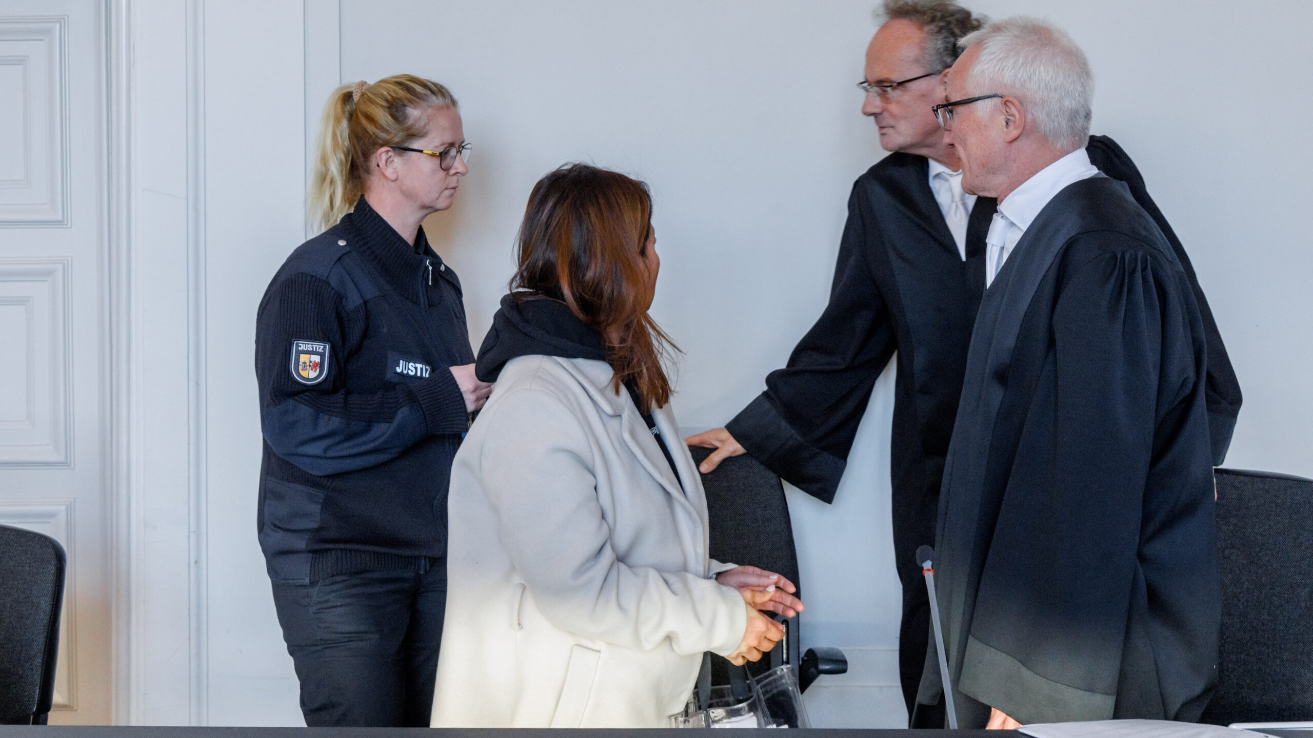 Eine Frau mit dunkelbraunen Haaren im Gericht