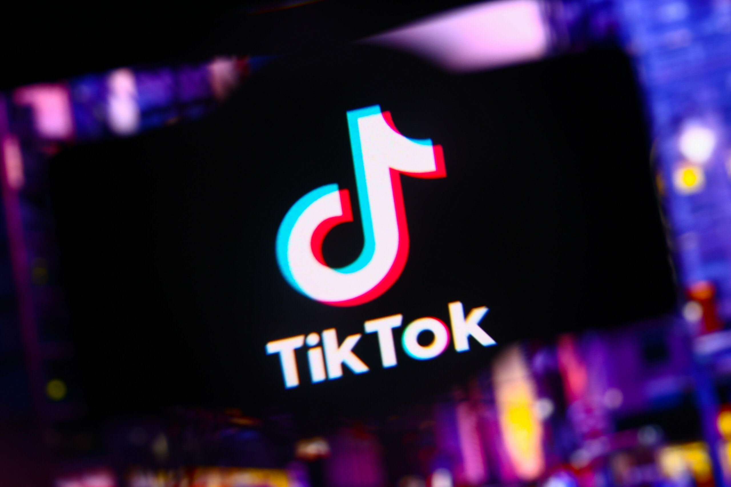 Tik Tok Logo vor verschwommenen Hintergrund