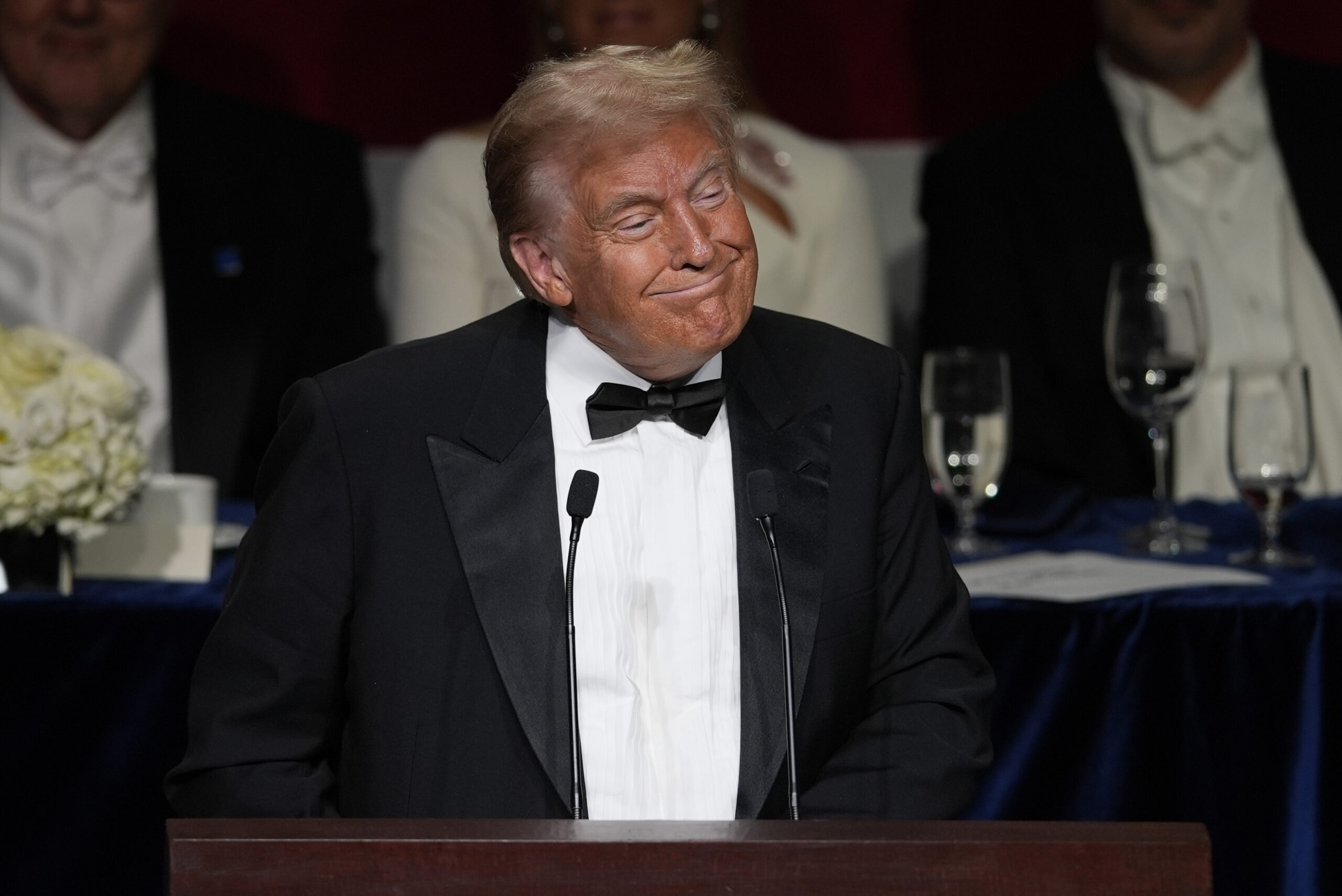 Donald Trump im Anzug vor dem Mikrofon bei dem „Alfred E. Smith Memorial Foundation Dinner“ in New York