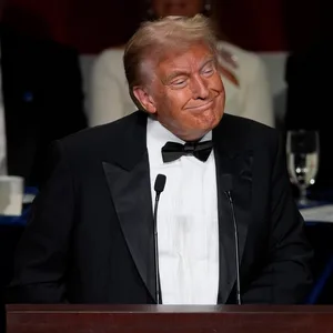 Donald Trump im Anzug vor dem Mikrofon bei dem „Alfred E. Smith Memorial Foundation Dinner“ in New York