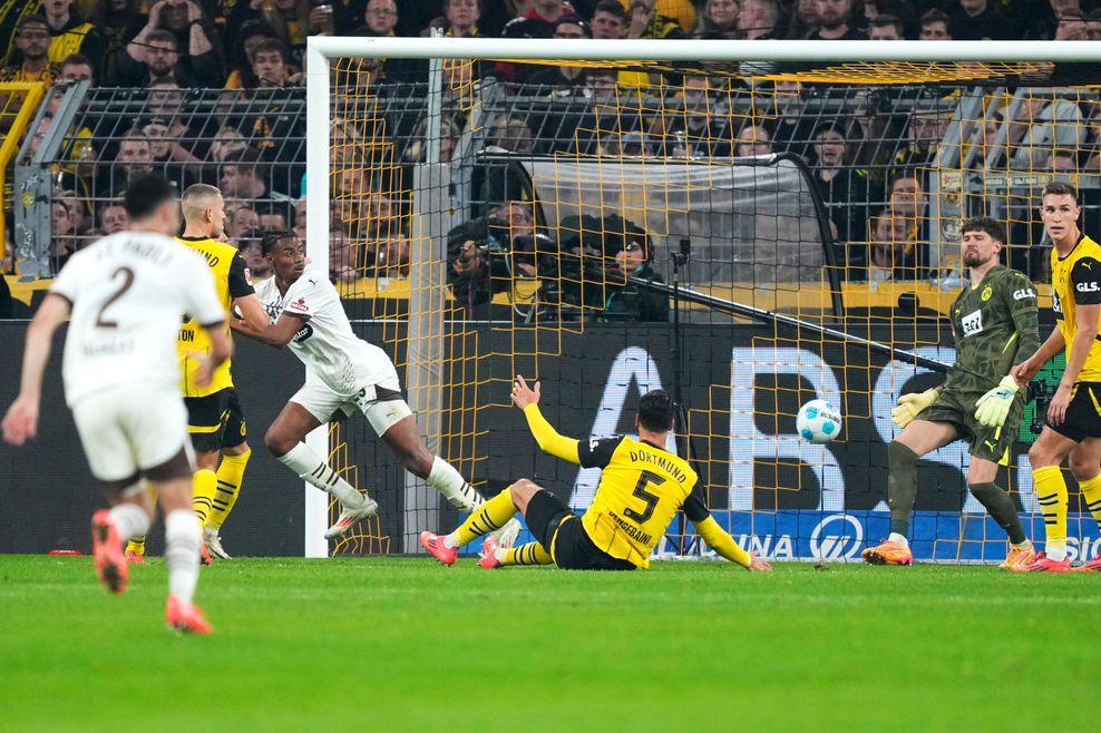 St. Paulis Morgan Guilavogui feiert sein vermeintliches 1:0 in Dortmund.