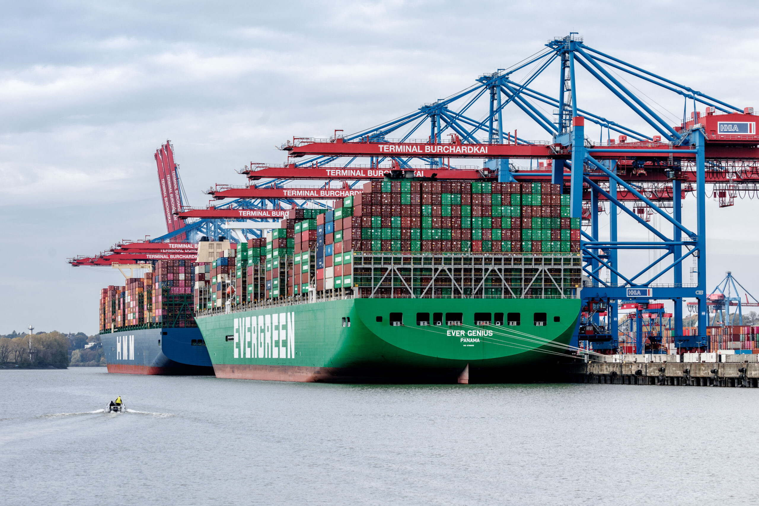 Zwei Containerschiffe am Burchardkai im Hafen Hamburg