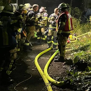 Einheiten der Feuerwehr im Einsatz an einem leerstehenden Schwimmbad