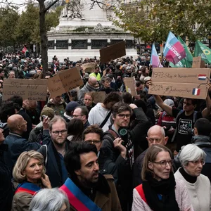 In Paris demonstrierten hunderte nach dem Tod eines 27-jährigen Radfahrers, der von einem SUV-Fahrer überrollt wurde.
